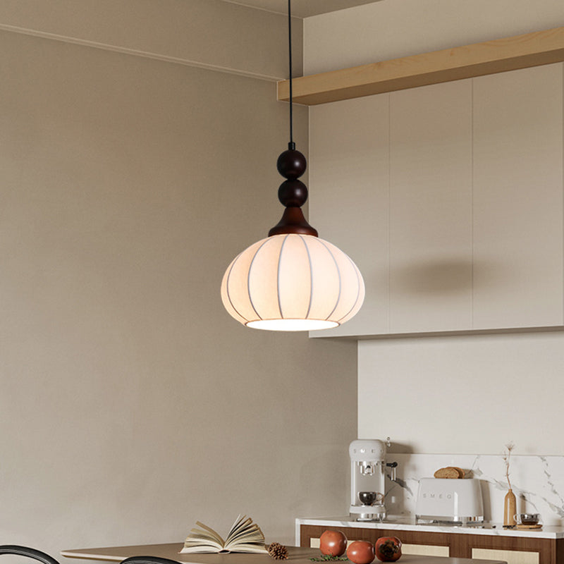 Lustre suspendu traditionnel vintage à une lumière avec abat-jour en soie en forme de boule ronde et perles, en bois et fer, pour salon 