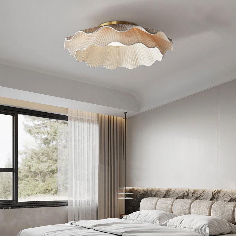 Luz de techo LED montada al ras con pantalla de tela hecha a mano de pétalos de capas dobles redondas nórdicas contemporáneas de cobre completo para dormitorio 
