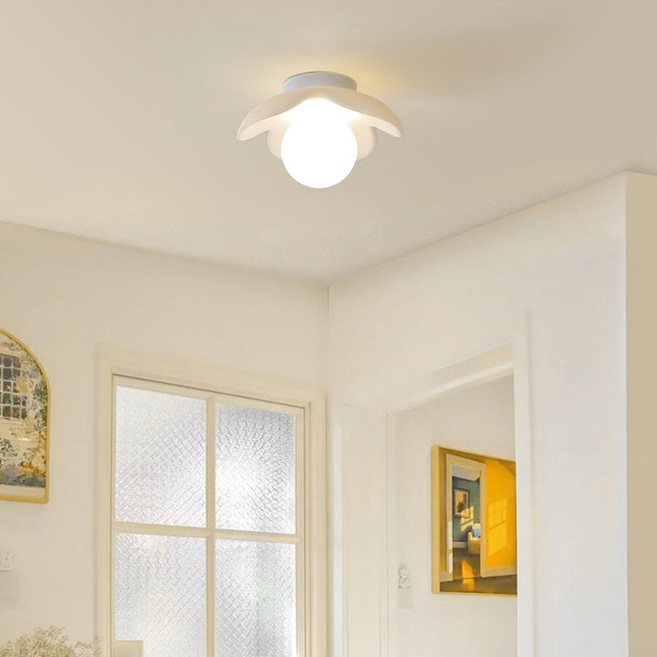 Moderne minimalistische Blumen-Globus-Harz-Schirm Eisen 1-Licht halb bündig montierte Deckenleuchte für das Wohnzimmer 
