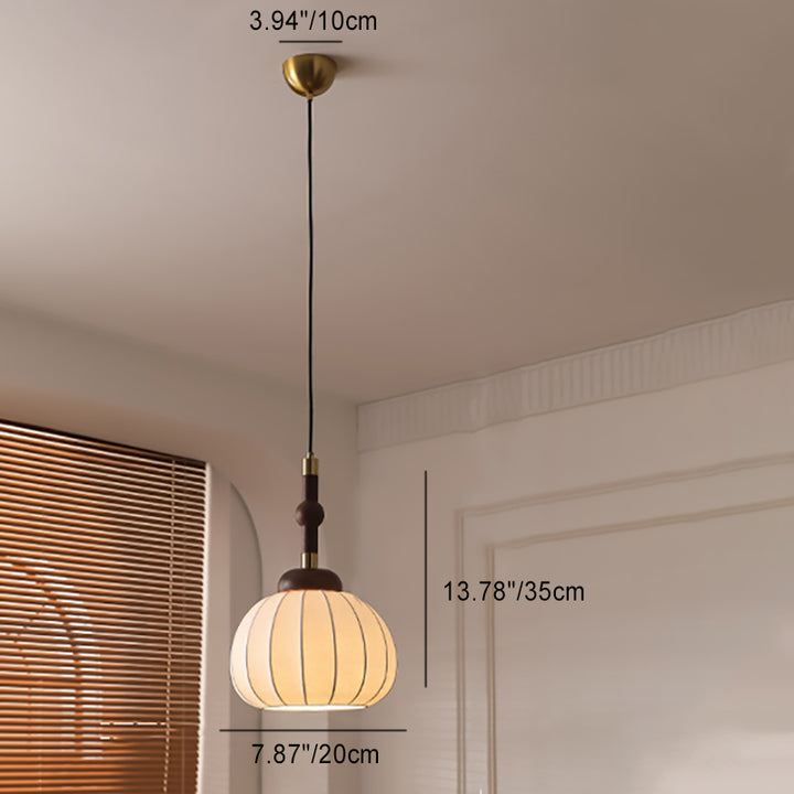 Lámpara colgante de 1 luz con forma de linterna cilíndrica francesa tradicional, marco de madera de aluminio y pantalla de seda para sala de estar 