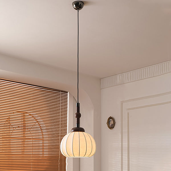 Lámpara colgante de 1 luz con forma de linterna cilíndrica francesa tradicional, marco de madera de aluminio y pantalla de seda para sala de estar 