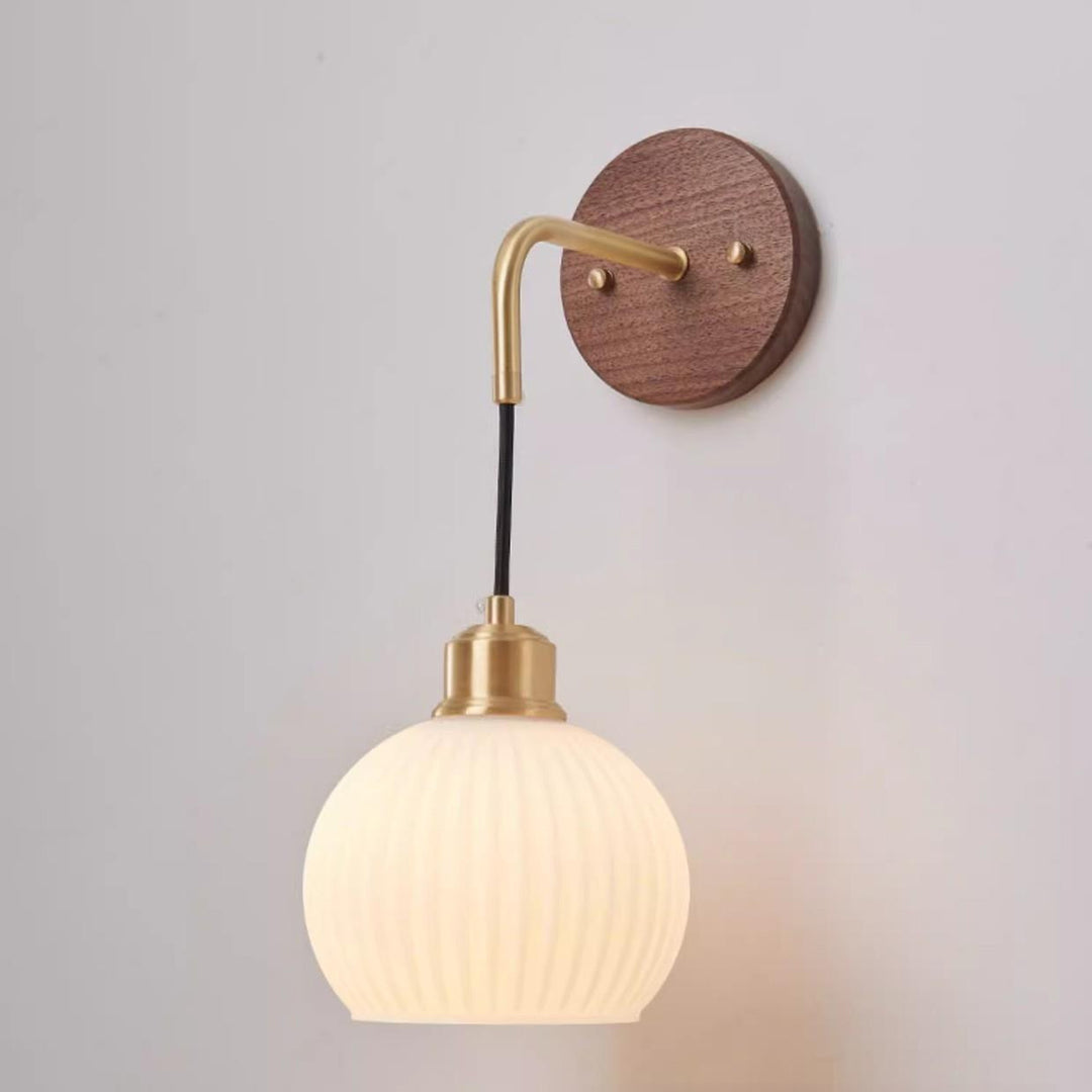 Lámpara de pared de 1 luz con pantalla redonda de vidrio orbe chino tradicional de madera maciza y hierro para dormitorio 