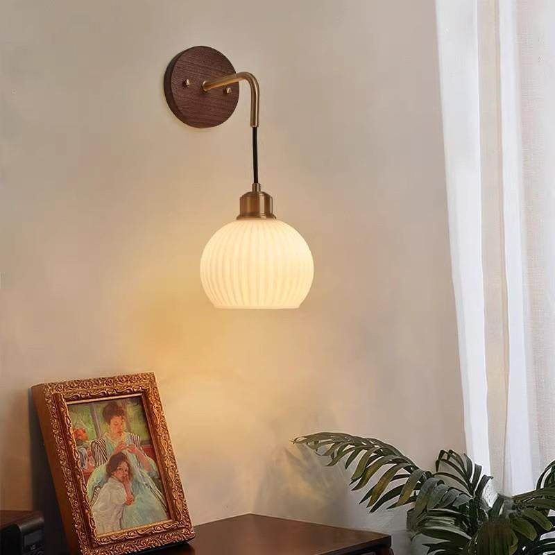 Lámpara de pared de 1 luz con pantalla redonda de vidrio orbe chino tradicional de madera maciza y hierro para dormitorio 