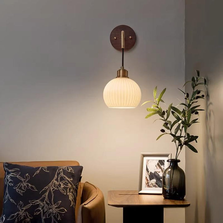Lámpara de pared de 1 luz con pantalla redonda de vidrio orbe chino tradicional de madera maciza y hierro para dormitorio 