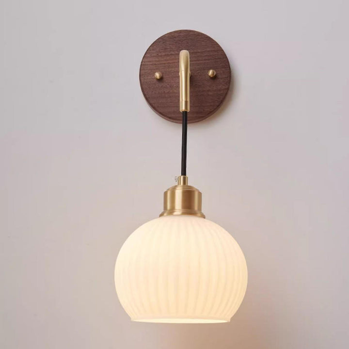 Lámpara de pared de 1 luz con pantalla redonda de vidrio orbe chino tradicional de madera maciza y hierro para dormitorio 
