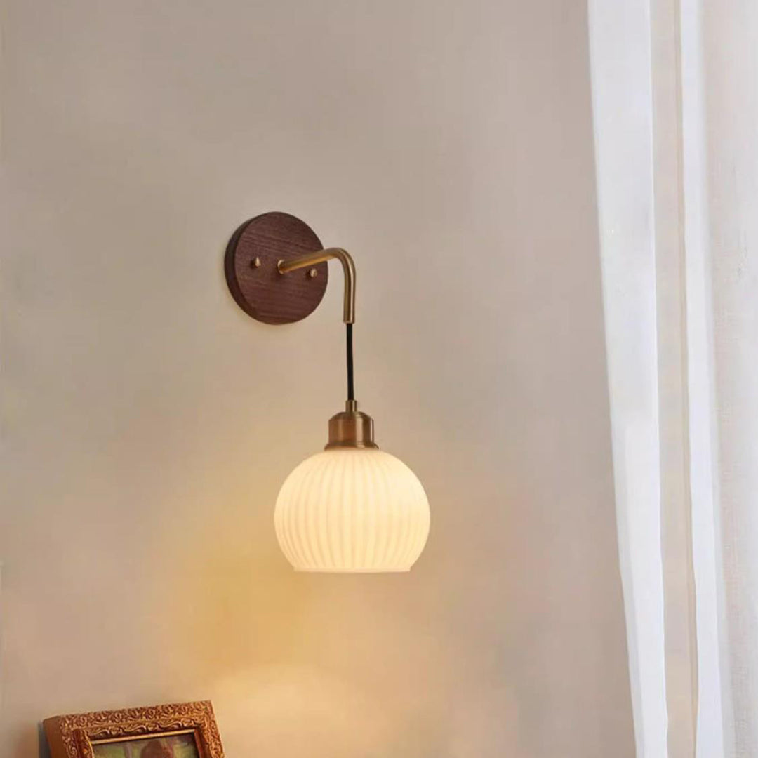 Lámpara de pared de 1 luz con pantalla redonda de vidrio orbe chino tradicional de madera maciza y hierro para dormitorio 