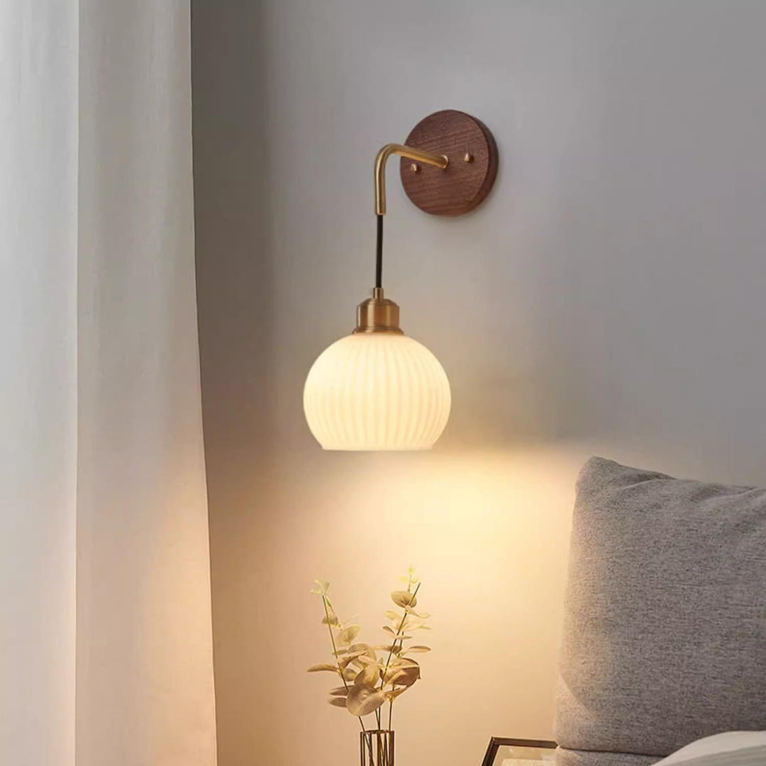 Lámpara de pared de 1 luz con pantalla redonda de vidrio orbe chino tradicional de madera maciza y hierro para dormitorio 
