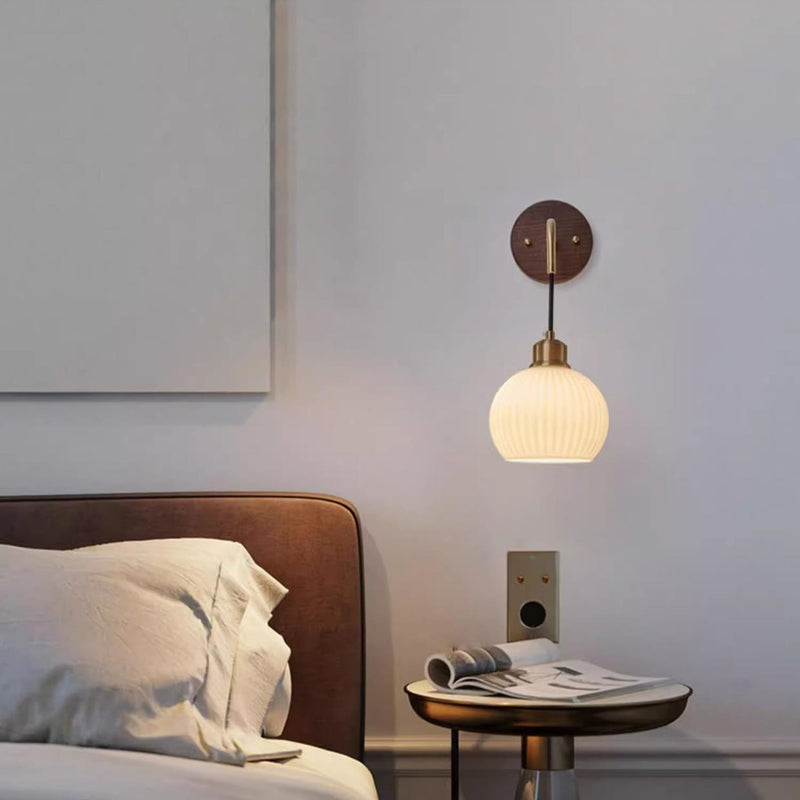 Applique murale 1 lumière en bois massif et fer avec abat-jour rond en verre orbe chinois traditionnel pour chambre à coucher 
