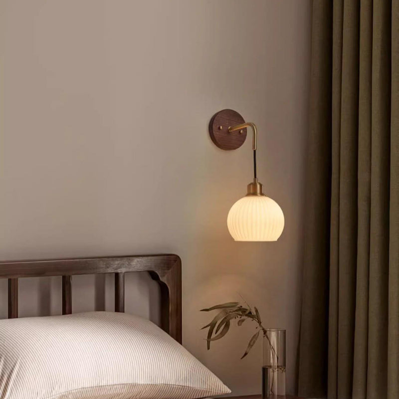 Applique murale 1 lumière en bois massif et fer avec abat-jour rond en verre orbe chinois traditionnel pour chambre à coucher 