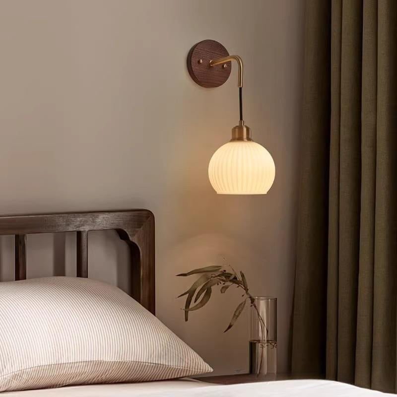 Lámpara de pared de 1 luz con pantalla redonda de vidrio orbe chino tradicional de madera maciza y hierro para dormitorio 