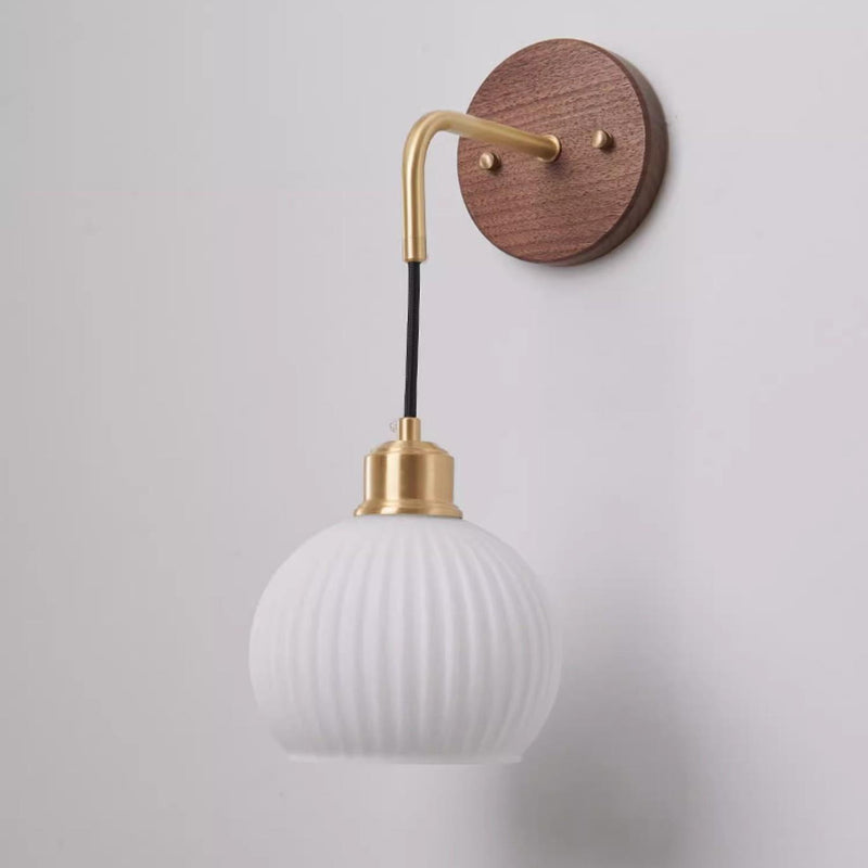 Applique murale 1 lumière en bois massif et fer avec abat-jour rond en verre orbe chinois traditionnel pour chambre à coucher 