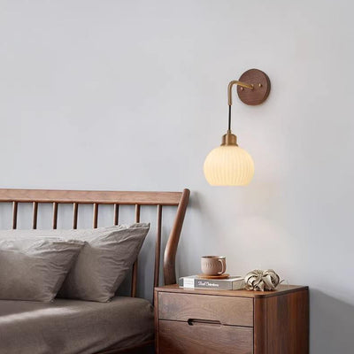 Applique murale 1 lumière en bois massif et fer avec abat-jour rond en verre orbe chinois traditionnel pour chambre à coucher 