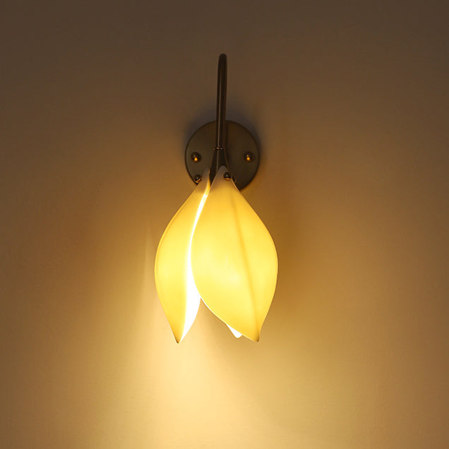 Applique murale 1 lumière avec abat-jour en céramique en forme de pétale de fleur rétro contemporain, cadre en fer, pour salon 