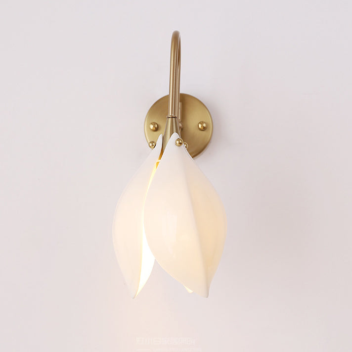 Applique murale 1 lumière avec abat-jour en céramique en forme de pétale de fleur rétro contemporain, cadre en fer, pour salon 