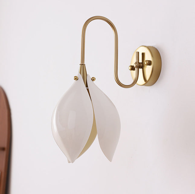 Applique murale 1 lumière avec abat-jour en céramique en forme de pétale de fleur rétro contemporain, cadre en fer, pour salon 