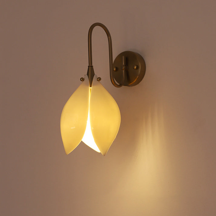 Applique murale 1 lumière avec abat-jour en céramique en forme de pétale de fleur rétro contemporain, cadre en fer, pour salon 