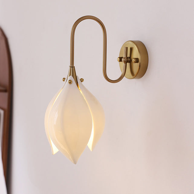 Applique murale 1 lumière avec abat-jour en céramique en forme de pétale de fleur rétro contemporain, cadre en fer, pour salon 