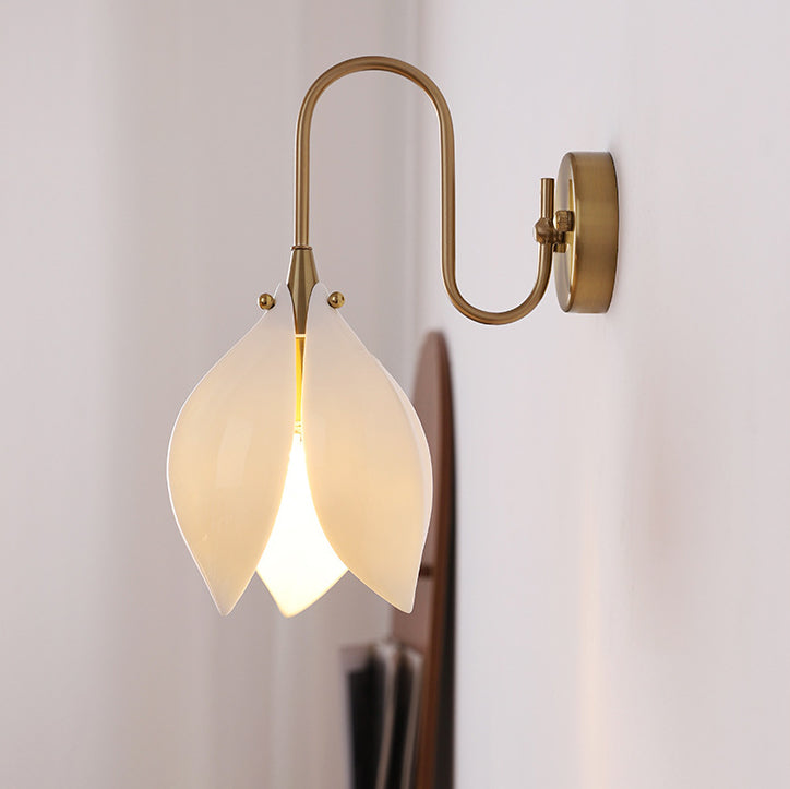 Applique murale 1 lumière avec abat-jour en céramique en forme de pétale de fleur rétro contemporain, cadre en fer, pour salon 