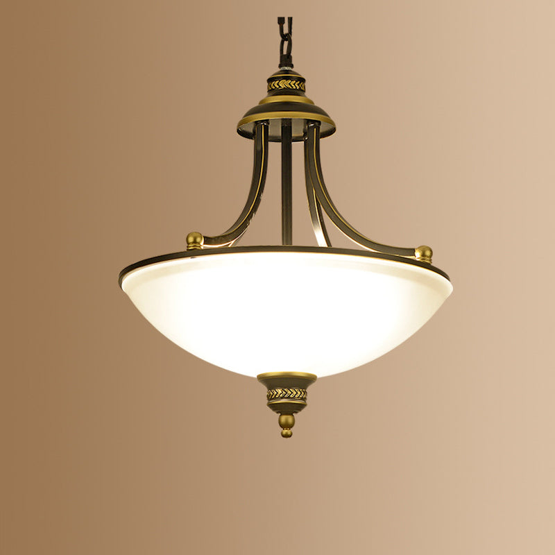 Chandelier traditionnel rustique à trois lumières avec cadre en fer courbé en demi-dôme et abat-jour en verre pour salon 