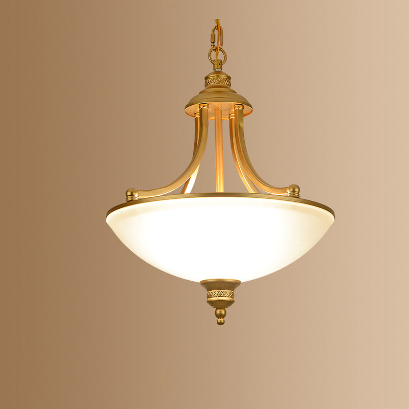 Chandelier traditionnel rustique à trois lumières avec cadre en fer courbé en demi-dôme et abat-jour en verre pour salon 