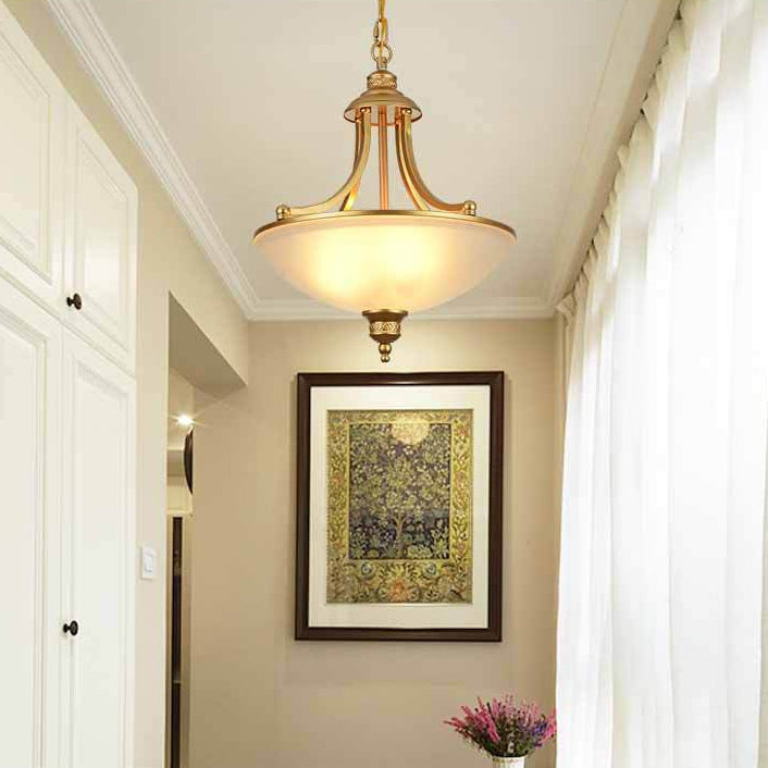 Chandelier traditionnel rustique à trois lumières avec cadre en fer courbé en demi-dôme et abat-jour en verre pour salon 