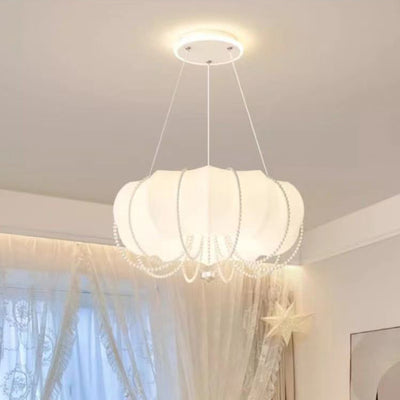 ضوء قلادة LED بظل PE حديدي وسلسلة لؤلؤة فو بشكل سحابة مستديرة حديثة وبسيطة لغرفة النوم 