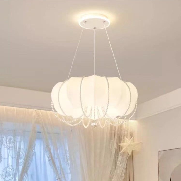 ضوء قلادة LED بظل PE حديدي وسلسلة لؤلؤة فو بشكل سحابة مستديرة حديثة وبسيطة لغرفة النوم 