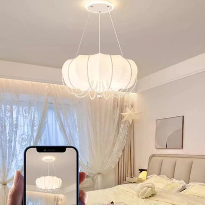 ضوء قلادة LED بظل PE حديدي وسلسلة لؤلؤة فو بشكل سحابة مستديرة حديثة وبسيطة لغرفة النوم 