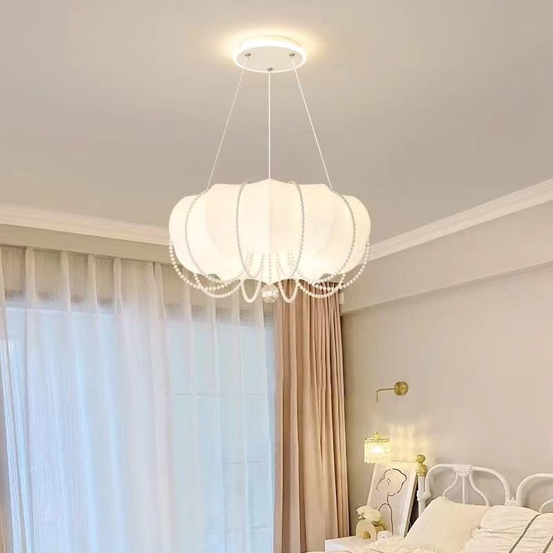 ضوء قلادة LED بظل PE حديدي وسلسلة لؤلؤة فو بشكل سحابة مستديرة حديثة وبسيطة لغرفة النوم 