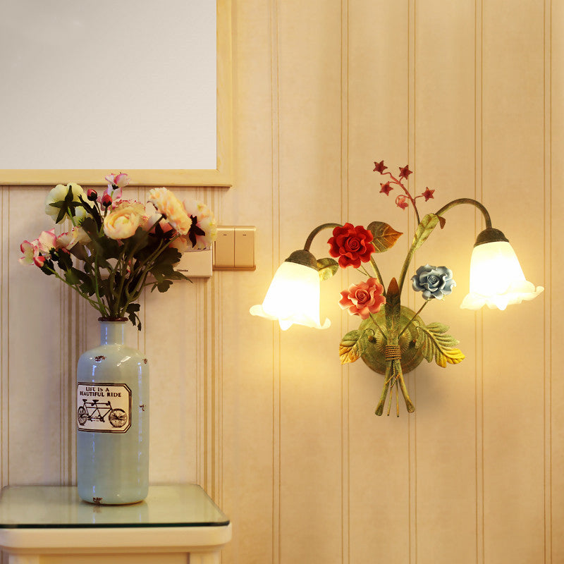 Applique Murale Traditionnelle Rustique Faux Fleurs Cadre en Fer Abat-jour en Verre 1/2 Lumière Pour Chambre 