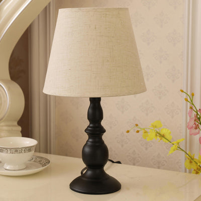 Moderner minimalistischer runder Kegel-Eisenfuß Stoffschirm 1-Licht Tischlampe für das Schlafzimmer 