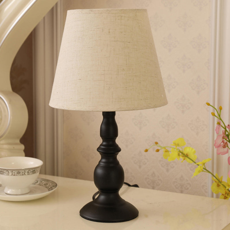 Moderner minimalistischer runder Kegel-Eisenfuß Stoffschirm 1-Licht Tischlampe für das Schlafzimmer 