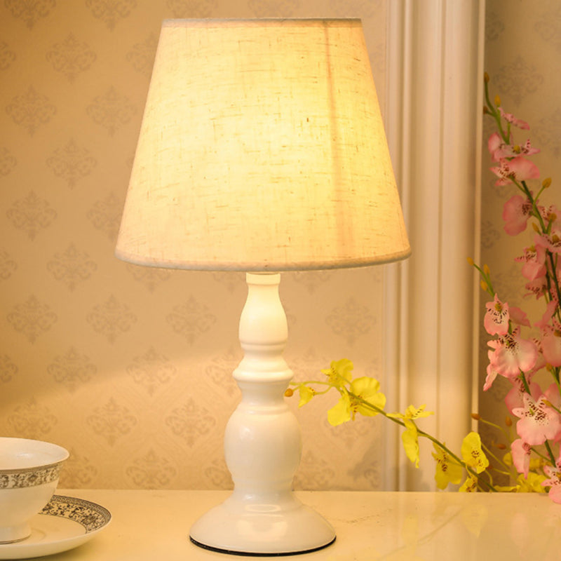 Moderner minimalistischer runder Kegel-Eisenfuß Stoffschirm 1-Licht Tischlampe für das Schlafzimmer 