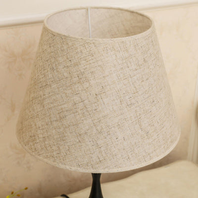 Moderner minimalistischer runder Kegel-Eisenfuß Stoffschirm 1-Licht Tischlampe für das Schlafzimmer 