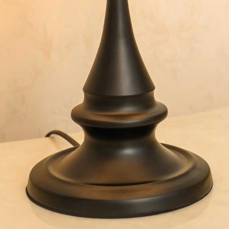 Moderner minimalistischer runder Kegel-Eisenfuß Stoffschirm 1-Licht Tischlampe für das Schlafzimmer 