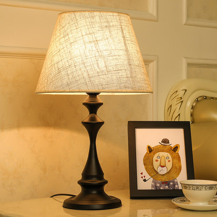 Moderner minimalistischer runder Kegel-Eisenfuß Stoffschirm 1-Licht Tischlampe für das Schlafzimmer 