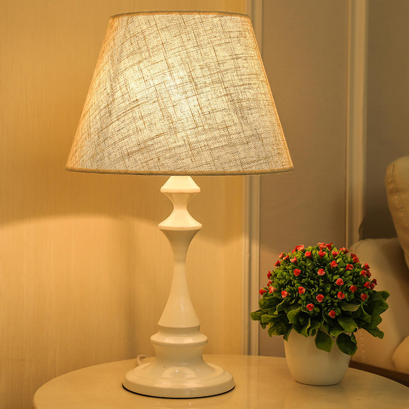 Moderner minimalistischer runder Kegel-Eisenfuß Stoffschirm 1-Licht Tischlampe für das Schlafzimmer 