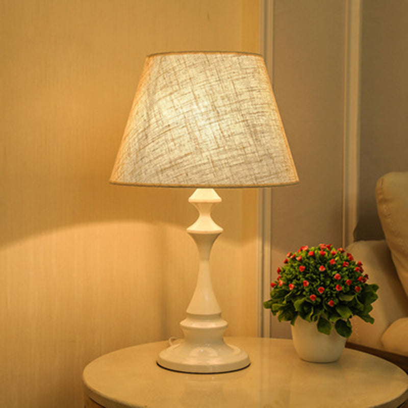 Moderner minimalistischer runder Kegel-Eisenfuß Stoffschirm 1-Licht Tischlampe für das Schlafzimmer 