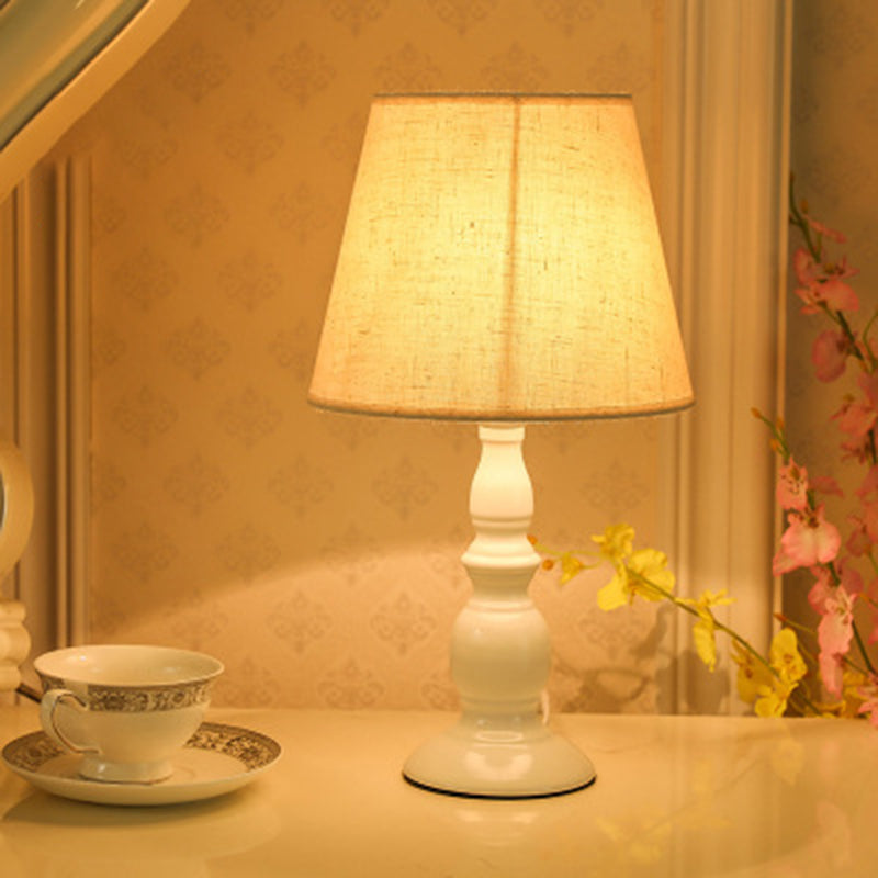Moderner minimalistischer runder Kegel-Eisenfuß Stoffschirm 1-Licht Tischlampe für das Schlafzimmer 