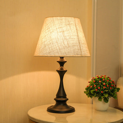 Moderner minimalistischer runder Kegel-Eisenfuß Stoffschirm 1-Licht Tischlampe für das Schlafzimmer 