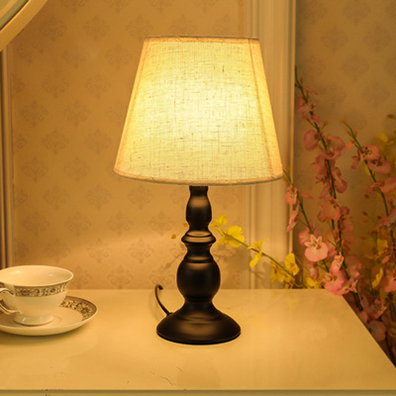 Moderner minimalistischer runder Kegel-Eisenfuß Stoffschirm 1-Licht Tischlampe für das Schlafzimmer 