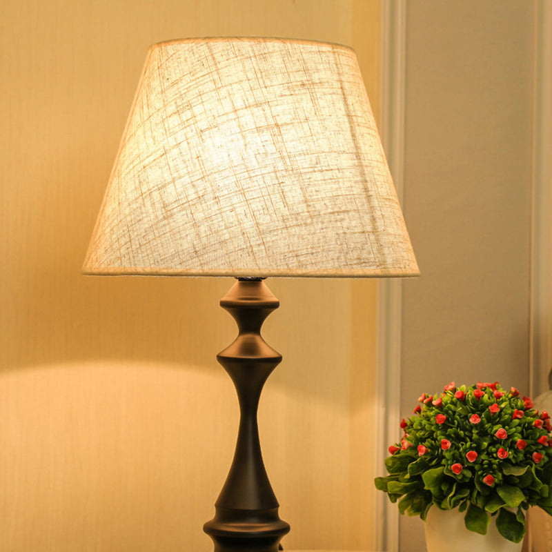 Moderner minimalistischer runder Kegel-Eisenfuß Stoffschirm 1-Licht Tischlampe für das Schlafzimmer 