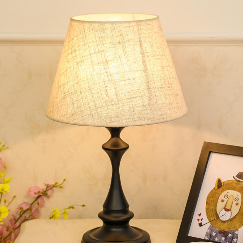 Moderner minimalistischer runder Kegel-Eisenfuß Stoffschirm 1-Licht Tischlampe für das Schlafzimmer 