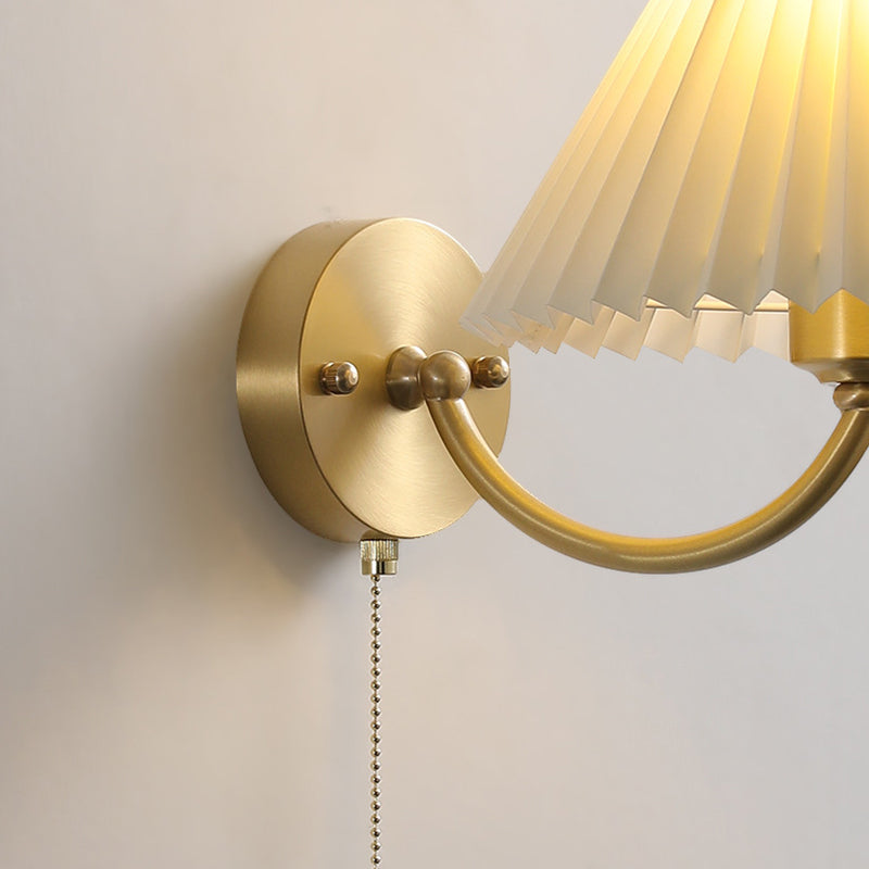 Applique Murale à 1 Lumière Moderne Minimaliste en Forme de Cône Rond avec Tige Courbée et Abat-Jour en Tissu, Cadre en Cuivre Complet pour Salon 