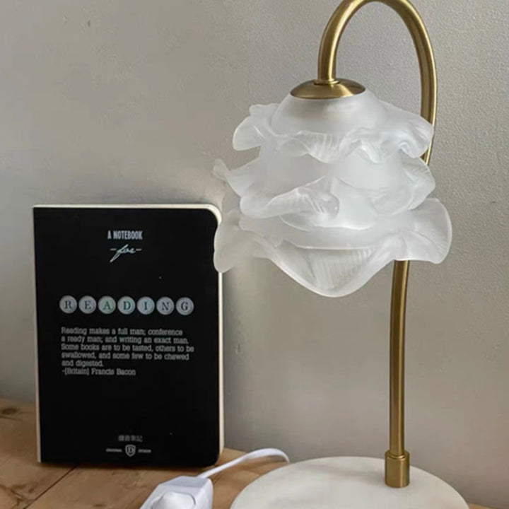 Moderne Minimalistische Gebogene Stange Blumen Marmor Basis Eisenrahmen Glasschirm 1-Licht Aroma Schmelzwachs Tischlampe Für Schlafzimmer 
