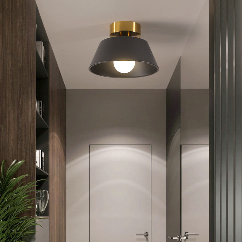 Moderne minimalistische runde trapezförmige Eisen-Deckenleuchte mit 1 Licht für das Wohnzimmer 