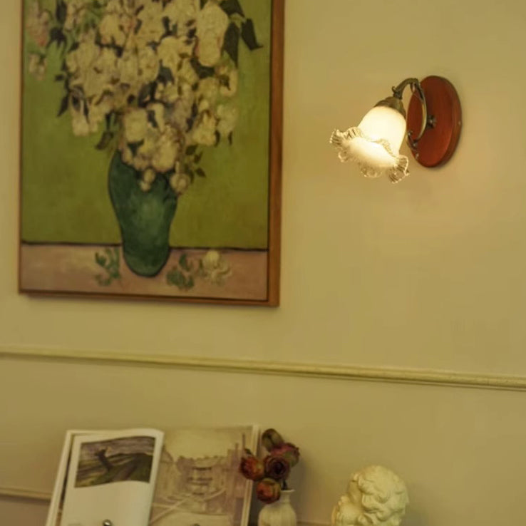 Traditionelle französische florale Glasschirm aus massivem Holz und Eisen 1-Licht Wandleuchte für das Schlafzimmer 