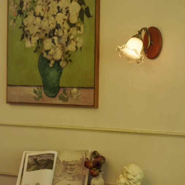 Pantalla de vidrio floral francesa tradicional de madera maciza vidrio hierro lámpara de pared de 1 luz para dormitorio 