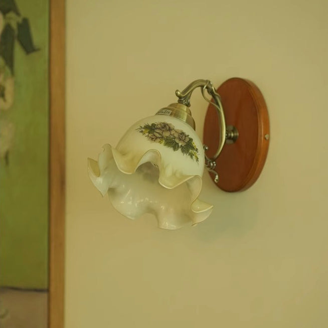 Traditionelle französische florale Glasschirm aus massivem Holz und Eisen 1-Licht Wandleuchte für das Schlafzimmer 