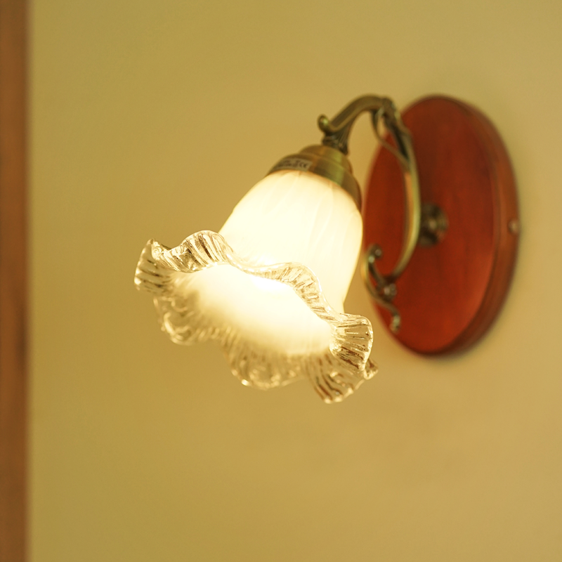 Traditionelle französische florale Glasschirm aus massivem Holz und Eisen 1-Licht Wandleuchte für das Schlafzimmer 